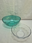 Lote de 2 bowls em vidro canelado, sendo um verde e um incolor. Medindo o maior 25cm x 9,5cm de altura.