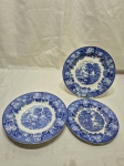Jogo de 3 pratos em porcelana inglesa com pintura azul e branca. Medindo sopa 23cm de diâmetro, sobremesa 19,5cm de diâmetro e mesa 23cm de diâmetro.