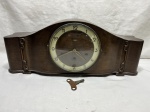 (29)Relógio carrilhão de mesa da marca Mauthe, alemão, moldura em madeira.