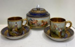 Trio com Duas xicaras e açucareiro de Café em porcelana -  Austriaca  - DETALHES A OURO - Xicara 4,5 cm ; Pires 8 cm- (SA12)