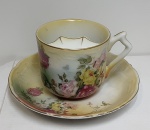 Bigodeira de Chá em porcelana -  Alemã - R.S PRUSSIA (REINHOLD SCHLEGELMILCH)  - Xicara 8,5 cm ; Pires 17 cm- (SA51)