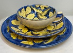 Trio com uma xicara de chá e  pires e prato de bolo em porcelana -  Italiana - FAIANÇA - Xicara 5,5 cm ; Pires 15 cm; Pires 19 cm- (SA55)