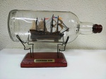 Antigo barco a velas dentro de garrafa de vidro. Acompanha base com inscrição Couronne 1636. Bom estado de conservação. Mede: 28 cm - (MARG1)