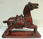 ARTE ORIENTAL - Diferenciado cavalo de guerra oriental elaborado em madeira e laca vermelha ao gosto original possui características únicas dos similares muito produzidos ao longo dos anos. Possui restauro no pescoço. Medidas  30x 26  cm.- (MARG3)