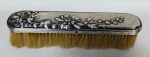 Antiga escova toucador em banho de prata com desenho florais. Mede: 17x13 cm - (MARG8)