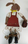 Adorno de cozinha em formato de coelho em madeira articulada com barbantes com barbantes .Assinado na base . Mede: 43 cm - (MARG12)