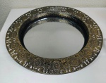 Bandeja Redonda de metal com bordas vazadas , estilo oriental , fundo com espelho . Mede : 35 x 3,5 cm - (MARG17)