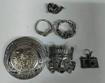 Conjunto de prata sendo: 2 butons mascara Inca Peru, 1 par de brinco, 2 aneis, 1 pingente máquina fotografica- (MARG18)