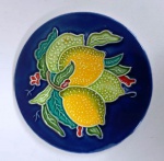 Mini placa em cerâmica  esmaltada redonda com desenho de frutas cítricas. Mede: 10 cm- (MARG20)
