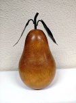 Enfeite de mesa em formato de pêra de madeira nobre com cabo e folhas de metal. Mede: 21 cm - (MARG21)
