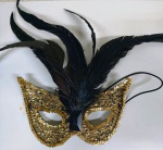 Máscara de carnaval com lantejoulas dourada e penas preta.- (MARG28)