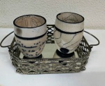 Uma bandeja com 2 copos em cerâmica - 15 x 18 cm - (MARG34)