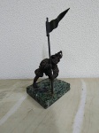 escultura antiga em bronze figura histórica em base de mármore verde- (VE154)