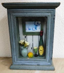 quadro em miniaturas de ambientes (vasos, garafas,copos,quadro) com porta chave- (VE174)