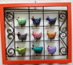 2 quadro de ferro bordado conendo 9 galinhas de madeiras pintadas. 1 na horizontal e 1 na vertical- (VE189)