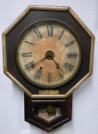 ANSONIA CLOCK & MOVIMENTS - U.S.A. Relógio de parede com caixa em madeira no feitio octogonal . Acompanha chave e pêndulo. (Desgaste no esmalte do mostrador). Alt.: 63cm. Comp.: 43cm.(VE193). Funcionando , sem garantias .