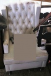 Poltrona  individual em couro branco com capitonê no encosto . No estado.  (ROD2)