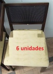 6 cadeiras em madeira com estofamento bege - Possui manchas em todos os assentos .  (ROD3)