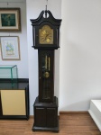 Relógio de coluna em madeira, TEMPUS FUGIT ,  precisa de ajustes não funcionando  , um pendulo solto e necessira de algum reparo.  . Marcas do tempo . Mede: 120 cm(ROD4)