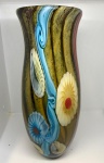 Maravilhoso Vaso de Murano, artesanal com detalhes Florais e multicolorido. Este deslumbrante vaso é uma peça de arte em vidro soprado, feita à mão, que adiciona um toque de elegância e sofisticação a qualquer ambiente. Mede: 37x15.