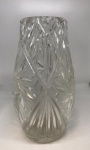 Elegante Vaso de Cristal transparente com lapidação detalhada com padrões geométricos que conferem um visual clássico e atemporal. Mede: 23x10.