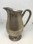 Esta charmosa jarra com banho de prata é uma peça única que combina funcionalidade e beleza intemporal. Perfeita para adicionar um toque de sofisticação à sua decoração ou para servir bebidas com estilo em ocasiões especiais. Mede: 20x12.