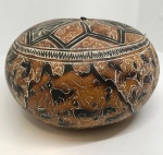 Mate burilado peruano, uma cabaça artisticamente esculpida à mão, que serve tanto como peça decorativa quanto como item colecionável de arte popular. Mede: 10x16