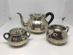 Lindo trio de miniaturas de bule, leiteira e açucareiro  com banho de prata. Mede o bule: 9x11 leiteira: 7x6 e açucareiro 6x6.