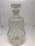 Antiga e bela licoreira em cristal,  com um design clássico e elegante, ideal para armazenar e servir licores ou outras bebidas destiladas. Mede: 22x13.