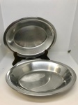 Duas tigelas de servir ovais com banho de prata, ideais para apresentar e servir uma variedade de alimentos, desde aperitivos a pratos principais. Duráveis, fáceis de limpar e com um design clássico que se adapta a qualquer ocasião, seja para uso doméstico ou comercial. Medem: 3x26. (suporte não incluso)