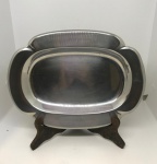 Bandeja de servir elegante e versátil, com formato retangular com bordas elevadas e um design curvo e moderno, perfeito para servir com estilo ou como peça decorativa. Mede: 2x28. (suporte não incluso).