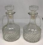 Par de Galheteiros Antigos em Vidro Lapidado (Estilo Bico de Jaca),é perfeito para adicionar um toque de charme vintage à sua mesa ou cozinha. Cada peça possui uma alça prática e uma tampa de vidro lapidado removível, ideal para servir azeite, vinagre ou outros. medem: 18x9.