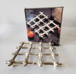 SILVER PLATED - Antigo descanso de panela formato de bambu com duas seções, folheado a prata e extensivel, possui proteção contra oxidação. Med. fechado 18x18cm.