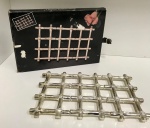 SILVER PLATED - Antigo descanso de panela formato de bambu com três seções, folheado a prata e extensivel, possui proteção contra oxidação. Med. fechado 19x27cm.