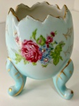 Lindo porta coisas em porcelana Japonesa, no formato de ovo, na cor azul claro, com pintura feita á mão de rosas e com detalhes em dourado. Mede: 10x6 cm.