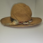 Lindo chapéu de praia em palha com laço floral. No estado.