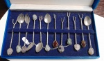 Kit de 12 espetos e colheres de café  com pedras ágatas no estojo .Medem: 10 cm . ( COD.77)