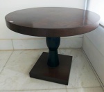 Belíssima mesa redonda de canto de sala em madeira . Mede: 73 x 90 cm