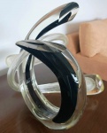 Magnífica escultura em Murano com duas peças entrelaçadas. Assinada . Mede: 40 x 50 cm