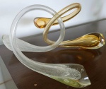 Magnífica escultura em Murano com duas peças entrelaçadas. Assinada . Mede: 30 x 60 cm