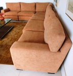 Belíssimo sofá modulado em formato de L com unidades independentes  estofado com tecido pêssego. Mede: 250 x 420 cm