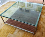 Mesa de centro quadrada em vidro com acabamento em metal e Ratan . Mede; 100x100 cm