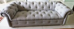Lindo sofá padrão chesterfield em tecido cinza Claro com capitonê. Impecável . Mede: 70x90x210 cm