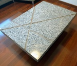 Mesa de centro baixa em Granito com detalhamento de veios na tampa . Mede: 90 x 130 cm