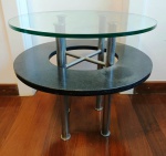 Mesinha de canto em designer moderno em pedra, metal e vidro . Mede: 56x60 cm