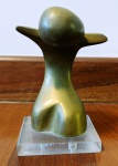 Pequena escultura em bronze representando um dorso retorcido . Sem Assinatura . Mede: 15 cm