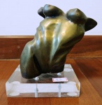 Pequena escultura em bronze representando um dorso retorcido . Sem Assinatura . Mede: 15 cm
