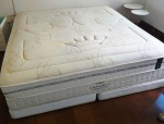 Cama Box americana marca KOIL WORLD LUXURY com estrutura em látex e gel. Pouquíssimo uso . Mínimas manchas superiores.  Mede: 200x195 cm