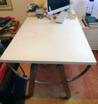 Mesa de escritório em MDF  Laqueado com pés em metal articulado. Mede: 80x160 cm