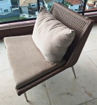 Confortável cadeira de descanso de varanda em plástico trançado estilo ratan  e tecido. Marcas do tempo. Mede: 80x80x90 cm